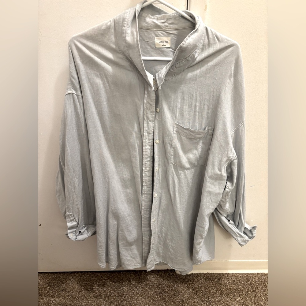 The Wilfred free relaxed linen chambray blouse. Barely worn. No flaws.